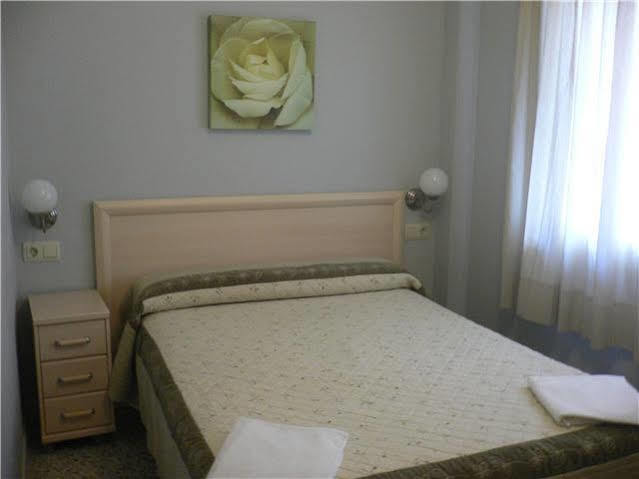 Hostal Badalona Exterior photo